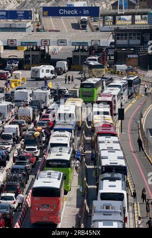 I veicoli fanno la fila per i traghetti al porto di dover, Kent, dove i passeggeri devono affrontare fino a due ore di attesa per i controlli da parte dei funzionari di frontiera francesi a causa di un elevato volume di traffico turistico che inizia la fuga estiva presto e il traffico pesante di merci. Data immagine: Venerdì 7 luglio 2023. Foto Stock