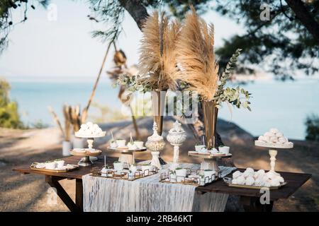 Wunderschöne Hochzeitsdekoration mit Meeresblick a Griechenland Foto Stock