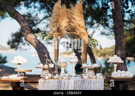 Wunderschöne Hochzeitsdekoration mit Meeresblick a Griechenland Foto Stock