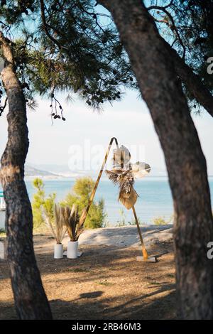 Wunderschöne Hochzeitsdekoration mit Meeresblick a Griechenland Foto Stock