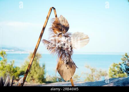 Wunderschöne Hochzeitsdekoration mit Meeresblick a Griechenland Foto Stock