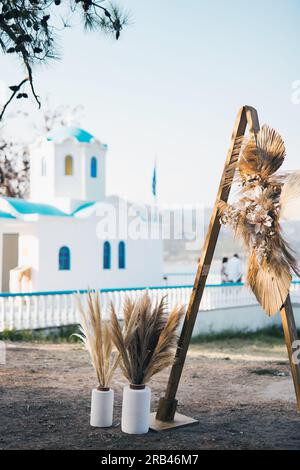 Wunderschöne Hochzeitsdekoration mit Meeresblick a Griechenland Foto Stock