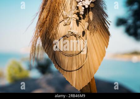 Hochzeitsdekoration mit Kränzen und Blumen a Griechenland Foto Stock