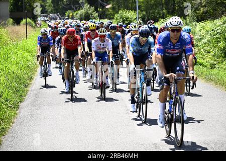 Bordeaux, Francia. 7 luglio 2023. Il gruppo di piloti raffigurati in azione durante la 7a tappa del Tour de France, una corsa di 169 km da Mont-de-Marsan a Bordeaux, Francia, venerdì 07 luglio 2023. Il Tour de France di quest'anno si svolge dal 1° al 23 luglio 2023. BELGA PHOTO JASPER JACOBS Credit: Belga News Agency/Alamy Live News Foto Stock