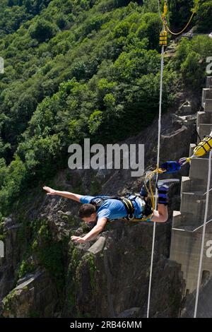 Svizzera Canton Ticino, diga della Verzasca, bungee jumping Foto Stock