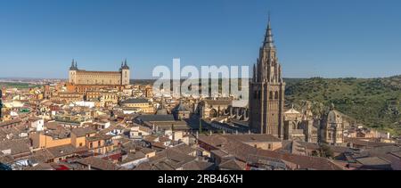 Vista aerea panoramica di Toledo con la Cattedrale e l'Alcazar - Toledo, Spagna Foto Stock
