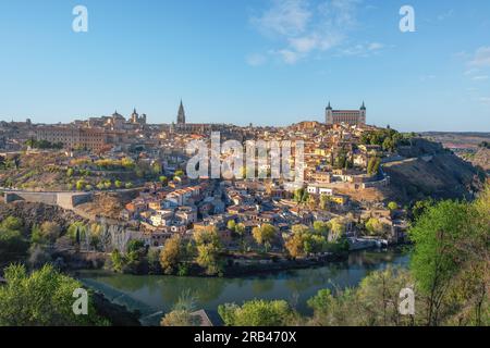 Skyline di Toledo con cattedrale, Alcázar e fiume Tago - Toledo, Spagna Foto Stock