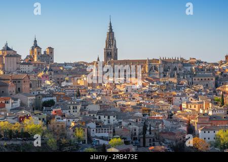 Skyline di Toledo con cattedrale e chiesa gesuita (chiesa di San Ildefonso) - Toledo, Spagna Foto Stock