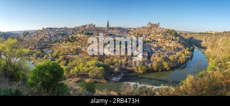 Vista panoramica dello skyline di Toledo con la cattedrale, l'Alcázar e il fiume Tago - Toledo, Spagna Foto Stock