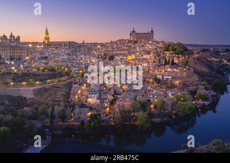 Skyline di Toledo con cattedrale e Alcázar al tramonto - Toledo, Spagna Foto Stock