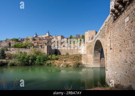 Skyline di Toledo con Alcázar di Toledo, Ponte dell'Alcantara e fiume Tago - Toledo, Spagna Foto Stock