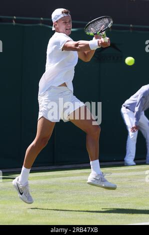 Londra, Regno Unito. 7 luglio 2023. Il danese Holger Rune gioca un anticipo nel suo secondo turno contro lo spagnolo Roberto Carballes Baena nel quinto giorno dei campionati Wimbledon 2023 a Londra venerdì 7 luglio 2023. Foto di Hugo Philpott/UPI credito: UPI/Alamy Live News Foto Stock