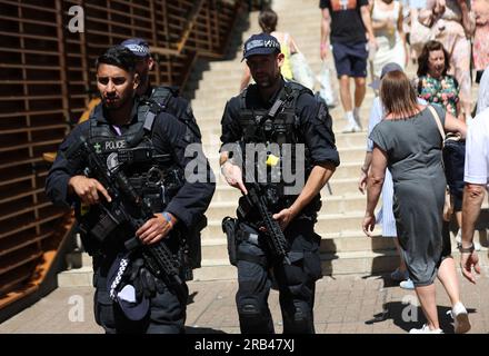 Londra, Regno Unito. 7 luglio 2023. La polizia metropolitana armata cammina intorno all'All England Club nel quinto giorno dei campionati di Wimbledon 2023 a Londra venerdì 7 luglio 2023. Foto di Hugo Philpott/UPI credito: UPI/Alamy Live News Foto Stock