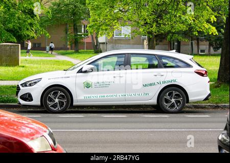 HAVIROV, REPUBBLICA CECA - 11 MAGGIO 2023: Hyundai i30 Kombi auto del servizio sanitario, palliativo e sociale dell'ospizio mobile Strom Zivota Foto Stock