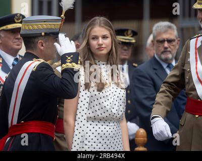 Saragozza. Spagna. 7 luglio 2023. Felipe de Borbón e Letizia Ortiz re di Spagna e la principessa Leonor de Borbón delle Asturie hanno presieduto la consegna dei dispacci reali agli ufficiali dell'esercito spagnolo che si sono diplomati presso l'Accademia militare generale di Saragozza Juan Antonio Pérez/Alamy Live News Foto Stock