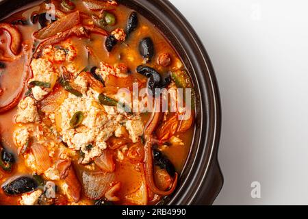 Tofu morbido Jjamppong su sfondo bianco Foto Stock