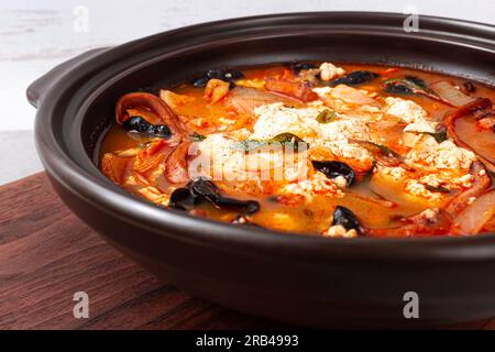 Jjambbong morbido tofu con morbido tofu in zuppa jjambbong con frutti di mare Foto Stock