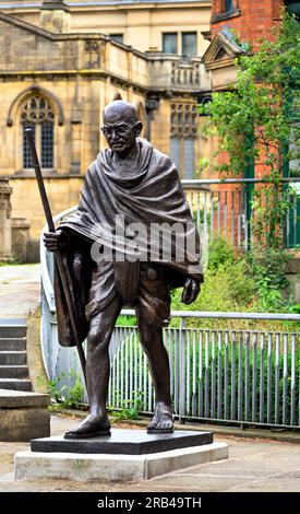Statua Gandhi della Cattedrale di Manchester Foto Stock