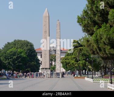 L'Obelisco di Teodosio, un antico obelisco egizio in Piazza Sultanahmet, in una mattina estiva, Istanbul, Turchia Foto Stock