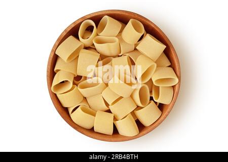 Pasta calamarata cruda in un recipiente di legno su sfondo bianco Foto Stock