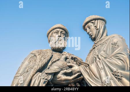 Russia, Kolomna, 22 febbraio 2023: Monumento a Pietro e Fevronia con una famiglia di tartarughe nelle loro mani, regione di Mosca, la Chiesa dei più Foto Stock