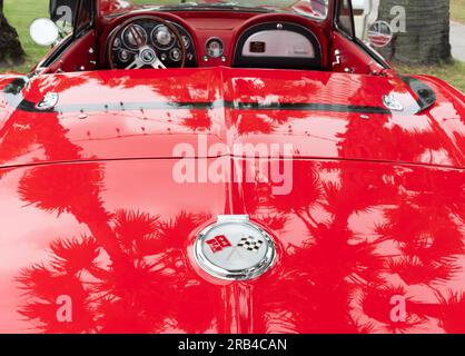 Red, modello Chevrolet Corvette Stingray Convertibile 1963 visto dal retro. Profondità di campo ridotta con solo il logo a fuoco. Foto Stock