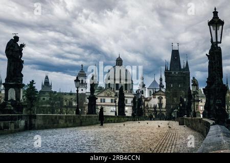 Un estraneo sul ponte, la mattina presto a Praga Foto Stock