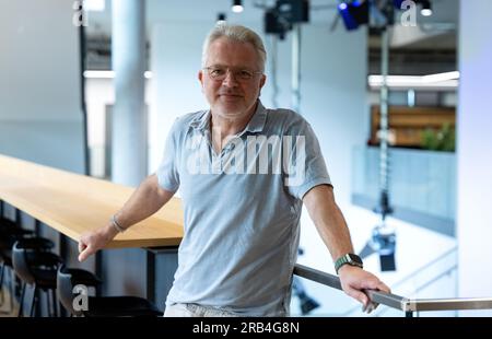 Monaco, Germania. 6 luglio 2023. Sven Burgemeister, produttore, scattato durante una sessione fotografica sul set cinematografico della serie poliziesca "München Mord". Crediti: Sven Hoppe/dpa/Alamy Live News Foto Stock