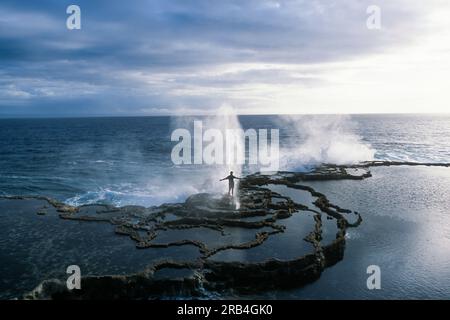 Uomo in piedi a Mapu a Vaea, Houma, Tongatapu, Tonga, Polinesia Foto Stock