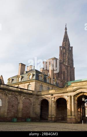 Francia, Alsazia, Strasburgo, palazzo Rohan e cattedrale di Notre Dame Foto Stock