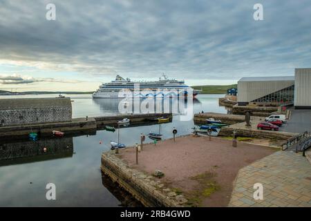 Navi da crociera nel porto di Lerwick, capitale delle Isole Shetland, una destinazione regolare per le navi da crociera Foto Stock