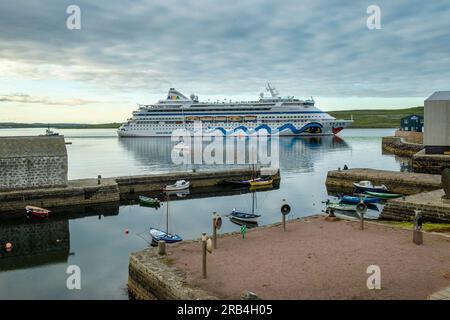 Navi da crociera nel porto di Lerwick, capitale delle Isole Shetland, una destinazione regolare per le navi da crociera Foto Stock