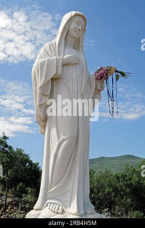 La statua della Beata Vergine venerata con il titolo di Regina della Pace Foto Stock