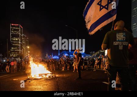 Manifestazione contro il governo di Netanyahu all'autostrada Ayalon a Tel Aviv, Israele Foto Stock