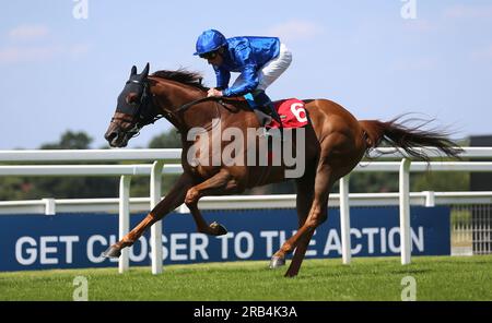 Yibir guidata da William Buick vince la Coral Marathon durante il Ladies Day del Coral Summer Festival all'ippodromo di Sandown Park, Esher. Data immagine: Venerdì 7 luglio 2023. Foto Stock