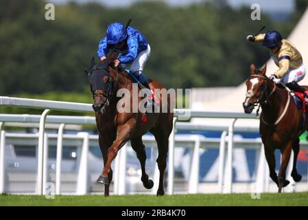 Yibir guidata da William Buick vince la Coral Marathon durante il Ladies Day del Coral Summer Festival all'ippodromo di Sandown Park, Esher. Data immagine: Venerdì 7 luglio 2023. Foto Stock