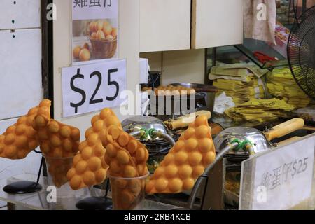 La cialda all'uovo è in vendita nella strada di Rua do Cunha. Il waffle all'uovo è uno dei famosi Street food di hong kong e macao Foto Stock