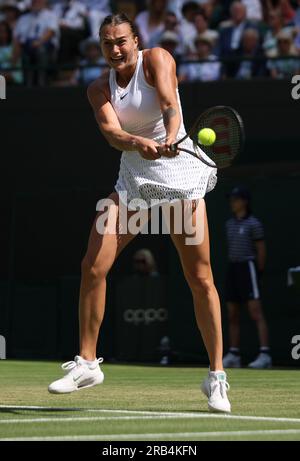 Londra, Regno Unito. 7 luglio 2023. La bielorussa Arnya Sabalenka gioca un backhand nella sua partita di secondo turno contro la francese Varvara Gracheva nel quinto giorno dei campionati di Wimbledon 2023 a Londra venerdì 07 luglio 2023. Foto di Hugo Philpott/UPI credito: UPI/Alamy Live News Foto Stock