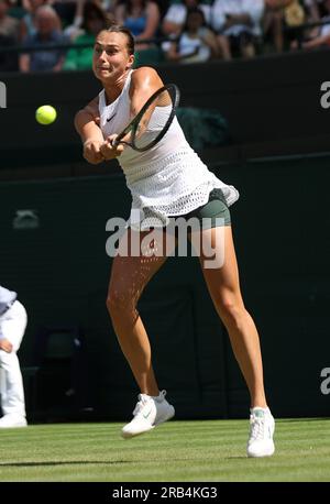 Londra, Regno Unito. 7 luglio 2023. La bielorussa Arnya Sabalenka gioca un backhand nella sua partita di secondo turno contro la francese Varvara Gracheva nel quinto giorno dei campionati di Wimbledon 2023 a Londra venerdì 07 luglio 2023. Foto di Hugo Philpott/UPI credito: UPI/Alamy Live News Foto Stock