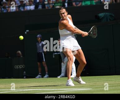 Londra, Regno Unito. 7 luglio 2023. La bielorussa Arnya Sabalenka gioca un backhand nella sua partita di secondo turno contro la francese Varvara Gracheva nel quinto giorno dei campionati di Wimbledon 2023 a Londra venerdì 07 luglio 2023. Foto di Hugo Philpott/UPI credito: UPI/Alamy Live News Foto Stock