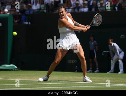 Londra, Regno Unito. 7 luglio 2023. La bielorussa Arnya Sabalenka gioca un backhand nella sua partita di secondo turno contro la francese Varvara Gracheva nel quinto giorno dei campionati di Wimbledon 2023 a Londra venerdì 07 luglio 2023. Foto di Hugo Philpott/UPI credito: UPI/Alamy Live News Foto Stock