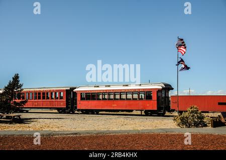 Vagoni ferroviari per passeggeri rossi presso la ferrovia panoramica di Cumbres e Toltec in Colorado Foto Stock