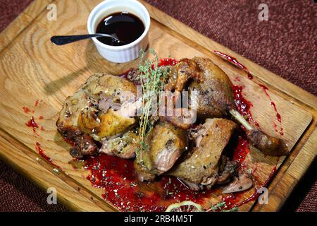 Duck leg. Cosce d'anatra al forno con salsa di ciliegia. Foto Stock