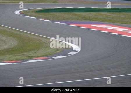 Towcester, Northants, Regno Unito. 7 luglio 2023. Brooklands Corner a Silverstone durante FridaysÕ le prove del Gran Premio di F1 Aramco British Credit: Motofoto/Alamy Live News Foto Stock