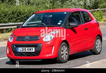 Milton Keynes, Regno Unito - 7 luglio 2023: 2015 auto rossa CITROEN C1 che viaggia su una strada del Regno Unito Foto Stock