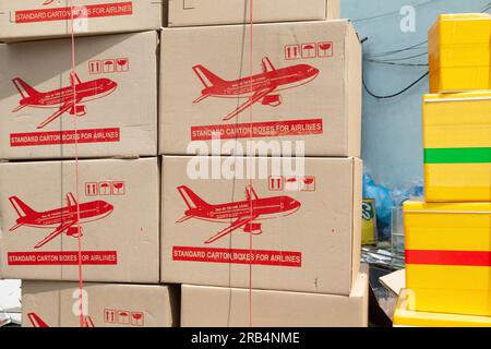 Ho chi Minh City, Vietnam - 22 maggio 2023: Pile di scatole di cartone e di polistirolo con un'immagine di aeroplano preparate per la spedizione aerea. Molti pacchi st Foto Stock