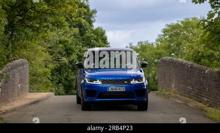 Milton Keynes, Regno Unito - 6 luglio 2023: 2018 RANGE ROVER SPORT blu su uno stretto ponte posteriore Foto Stock