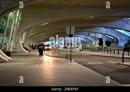 Fuori dal terminal dell'aeroporto di Porto, la protezione contro le intemperie per il rientro e il ritiro dei passeggeri, Portogallo Foto Stock