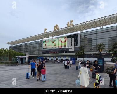 Stazione ferroviaria di Shanghai South Plaza di giorno Foto Stock