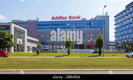 Belgrado, Serbia - 19 giugno 2023: Insegna di Addiko Bank in cima al moderno edificio per uffici nuova Belgrado Estate. Foto Stock